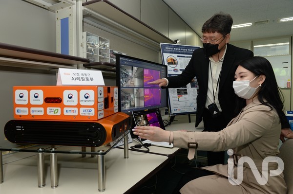 한국전자통신연구원(ETRI) 연구진이 청주오창 공동구에 설치된 ‘천장레일 이동형 AI로봇’이 촬영한 영상을 점검하고 있다. ⓒ사진제공=ETRI