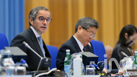 라파엘 마리아노 그로시(Rafael Mariano Grossi) IAEA 사무총장이 지난 2일 비엔나 IAEA 본사에서 열린 긴급이사회 개회식에서 발언하고 있다. ⓒ사진제공=디 칼마/IAEA
