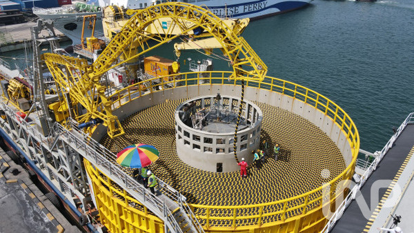 LS전선 동해 공장에서 생산된 해저 케이블이 포설선에 선적되고 있다.
