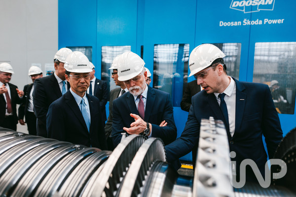 지난 3월 25일(체코 현지 시각) 두산스코다파워를 방문한 페트르 파벨 체코 대통령(오른쪽 두 번째)이 손승우 두산에너빌리티 파워서비스BG장(오른쪽 세 번째)과 증기터빈을 살펴보고 있다. ⓒ사진제공=두산에너빌리티