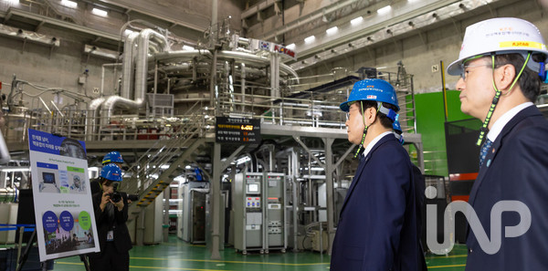 이재명 대통령이 지난 11월 7일 대전 대덕연구단지 내 한국핵융합에너지연구원을 방문해 세계 최초 초전도 핵융합 연구장치인 KSTAR에 대한 설명을 듣고 있다. ⓒ사진제공=대통령실