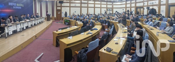 지난 12월 30일 국회의원회관 제1소회의실에서 '탄소중립과 바람직한 에너지믹스에 대한 1차 정책토론회'를 개최됐다. ⓒ인사이트N파워 DB