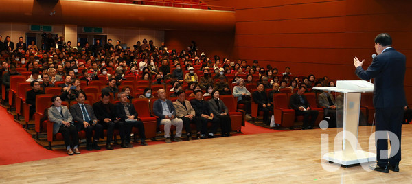 지난 13일 경주시 소재 서라벌문화회관에서 열린 ‘SMR 1호기 경주 유치 시민설명회’에서 주낙영 경주시장이 시민들을 대상으로 SMR 1호기 유치 필요성과 경주의 미래 산업 전략에 대해 설명하고 있다. ⓒ사진제공=경주시청