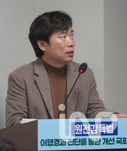 지난 17일 열린 ‘원전감독법 이행 경과 진단을 통한 개선 국회토론회’에서 강창호 한국수력원자력노동조합 위원장이 첫번째 발제를 하고 있다. ⓒ사진제공=한수원노동조합
