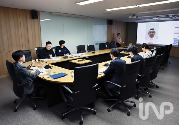 지난 20일 김정관 산업통상부 장관은 정부세종청사 산업부 영상회의실에서 사드 빈 셰리다 알 카비(Saad bin Sherida Al-Kaabi) 카타르 에너지 담당 국무장관과 화상으로 면담을 가졌다. 특히 이란의 카타르 라스 라판(Ras Laffan) LNG 생산시설 파손으로 인한 공급 차질이 있더라도 한국에 대한 LNG 장기도입 계약이 이행될 수 있도록 카타르 측에게 당부했다. ⓒ사진제공=산업통상부