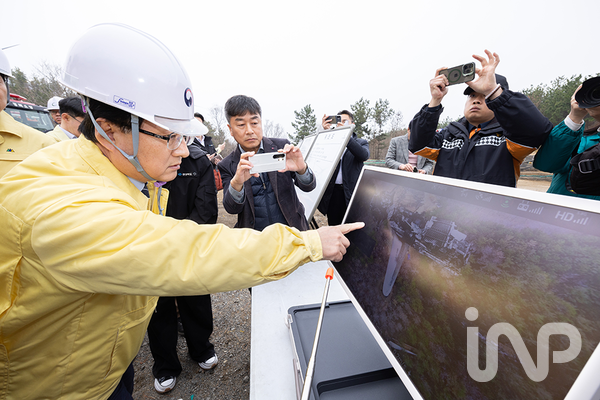 김성환 기후에너지환경부 장관이 25일 최근 강풍에 의한 사고가 발생한 경북 영덕풍력발전단지를 찾아 희생자의 넋을 기리며 헌화를 하고 관계자들과 사고 원인과 재발 방지를 위한 방안을 논의하고 있다. ⓒ사진제공=기후에너지환경부