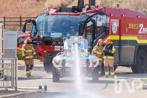 월성원자력본부와 영남119특수구조대가 무인소방로봇을 투입해 화재 대응 합동훈련을 실시하고 있다. ⓒ사진제공=한수원 월성원자력본부