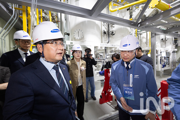 지난 25일 김성환 기후에너지환경부 장관이 경북 김천시 소재 태양광2발전소에서 열린 삼성물산 그린수소 생산설비 준공식에 참석해 관계자들과 함께 국내 최대규모(10MW) 수전해 설비를 시찰하고 있다. ⓒ사진제공=기후에너지환경부