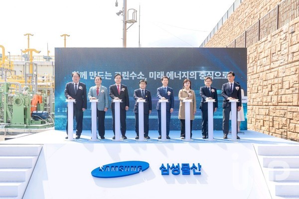 사진 왼쪽부터 이승재 한국에너지기술평가원 원장, 배낙호 김천시장, 송언석 국민의힘 의원, 김성환 기후에너지환경부 장관, 오세철 삼성물산 건설부문 대표이사 사장, 양금희 경북도 경제부지사, 박진호 에너지공대 총장직무대행, 김재홍 한국수소연합 회장 ⓒ사진제공=삼성물산