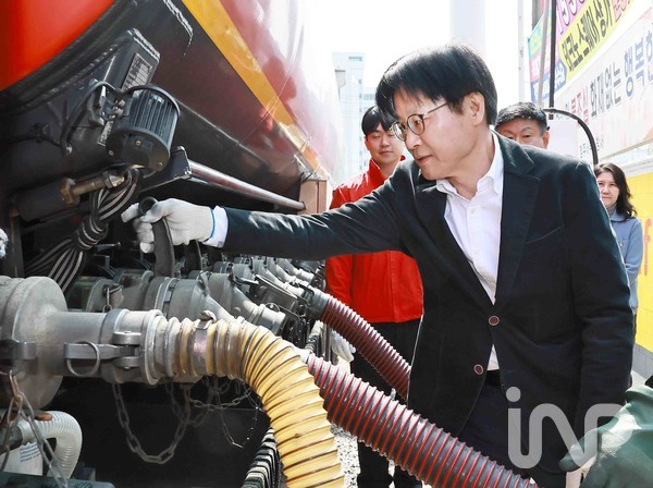 김정관 산업통상부 장관은 지난 16일 청주시 소재 자영 알뜰주유소인 창현주유소를 방문하고 관계자로부터 주유소 운영현황 및 애로사항을 청취한 후 최고가격제 시행 이후 주유소 소비자 가격 반영 동향을 점검하고 탱크로리 입하과정을 참관였다. ⓒ사진제공=산업통상자원부