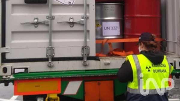 방사성물질 운송 현장에서 작업자가 운반 용기와 적재 상태를 확인하고 있다. IAEA는 방사성물질 도난·분실 사건의 상당수가 운송 과정에서 발생하고 있다며 경계 강화를 주문했다. ⓒ출처=국제원자력기구