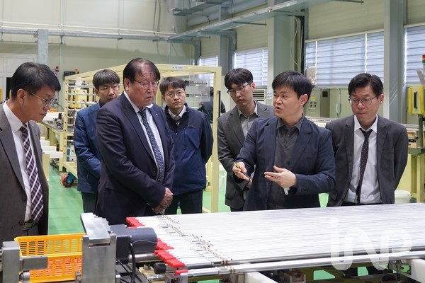 지난 16일 이승재 한국에너지기술평가원장이 대전시 소재 (주)KWN을 방문해 원전 탄력운전 기술개발 관련 제어봉 집합체 제조 공정을 점검하고 있다. ⓒ사진제공=한국에너지기술평가원