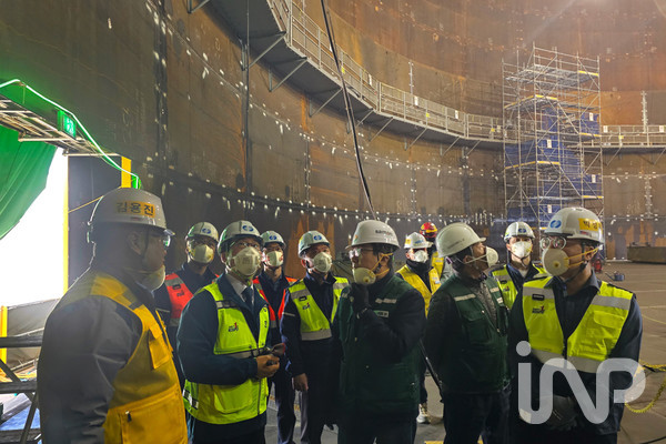 서성재 한국남부발전 기술안전부사장이 지난 27일 삼척빛드림본부에서 협력사 관계자들과 함께 발전설비 운영 현황과 수소화합물 인프라 안전관리 상태를 점검하고 있다. ⓒ사진제공=한국남부발전