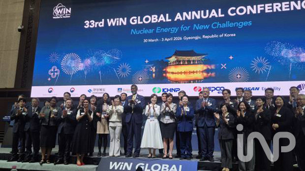 30일 경주 화백컨벤션센터(HICO)에서 열린 ‘제33회 세계여성원자력전문인협회(WiN Global) 연차대회’에서 참석자들이 기념촬영을 하고 있다. ⓒ사진제공=경상북도