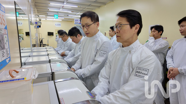 최원호 원자력안전위원회 위원장이 31일 경기 용인시 삼성전자 기흥사업장을 방문하여 방사선안전관리 현황을 점검했다. ⓒ사진제공=원자력안전위원회