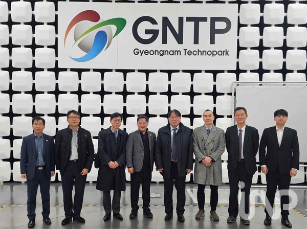 지난 18일 경남테크노파크에서 열린 가스터빈 소재·부품 성능검증 플랫폼 관련 연구현장 간담회 참석자들이 기념촬영을 하고 있다. 오른쪽에서 네 번째는 이승재 에기평 원장. ⓒ사진제공=에너지기술평가원