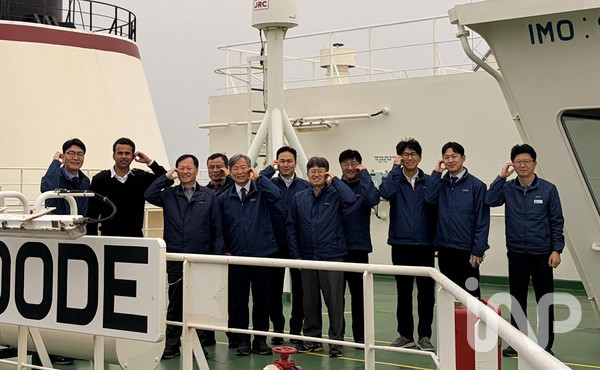 이정복(사진 좌측 세번째) 한국서부발전 사장이 지난 30일 구미가스복합발전소용 호주산 액화천연가스 6만톤 입항이 이뤄지는 가스공사 평택 액화천연가스(LNG) 생산인수기지를 방문해 가스공사와 개별요금제로 계약한 초도 물량을 점검했다. ⓒ사진제공=한국서부발전