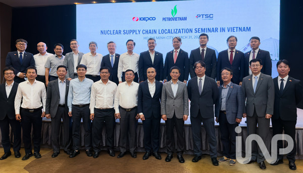 지난 3월 31일 베트남에서 열린 ‘원전 공급망 협력 세미나’에 참석한 레 마잉 끄엉 PVN 부사장(뒷줄 왼쪽에서 8번째)과 한승훈 한전 해외원전개발처장(9번째)을 비롯해 베트남 PVN과 팀코리아 관계자들이 기념촬영을 하고 있다. ⓒ사진제공=한국전력공사