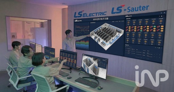 AI 기반 데이터센터 공조 관리 설루션 상황실에서 근무자들이 모니터링하고 있는 모습 ⓒ사진제공=LS ELECTRIC