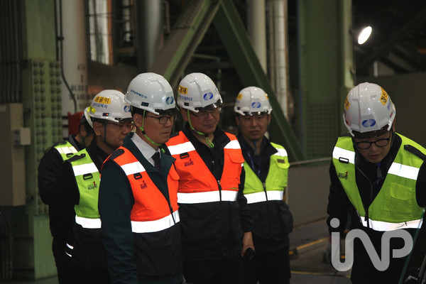 지난 1일 서성재 한국남부발전 기술안전부사장(왼쪽 주황색 조끼)이 하동빛드림본부를 방문해 6호기 계획예방공사 터빈 정비 현장을 점검하고 있다. ⓒ사진제공=한국남부발전