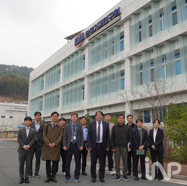 이승재 한국에너지기술평가원장(첫줄 왼쪽부터 네 번째)과 SMR 제작지원센터 관계자들이 부산 미음산단 내 한국기계연구원 동남권기계연구본부에서 간담회를 마친 뒤 기념촬영을 하고 있다. ⓒ사진제공=한국에너지기술평가원