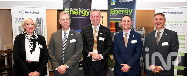 영국 스프링필즈 핵연료 공장 80주년 기념행사에 참석한 (사진 왼쪽부터) 소피 르메르(Sophie Lemaire), 마르크 슈브렐(Marc Chevrel) 웨스팅하우스 핵연료 공동대표, 로리 오닐(Rory O’Neill) 영국 정부업무 담당 이사, 크레이그 부스비(Craig Boothby) 스프링필즈 대표, 로버트 고프턴(Robert Gofton) 영국 원자력협회(Nuclear Institute) CEO 등 관계자들이 기념촬영을 하고 있다. ⓒ사진제공=웨스팅하우스