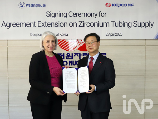 정창진 한전원자력연료 사장(오른쪽)과 소피 르메르(Sophie Lemaire) 웨스팅하우스 핵연료 부문 공동사장이 피복관 수출 계약 연장 체결 후 기념촬영을 하고 있다. ⓒ사진제공=한전원자력연료